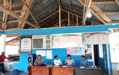 Bhabinkamtibmas Polsek Lebong Utara Monitoring Penyaluran BLT DD di Desa Nangai Tayau