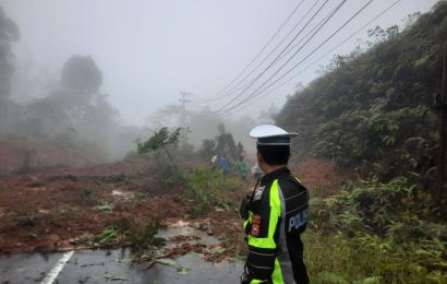 Personel Polsek Lebong Atas Laksanakan Pengamanan Titik Longsor di Bukit Resam