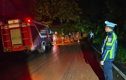 Gerak Cepat Personel Satlantas Polres Kepahiang Datangi TKP Pohon Tumbang dan Tanah Longsor di Jalan Lintas Pegunungan 
