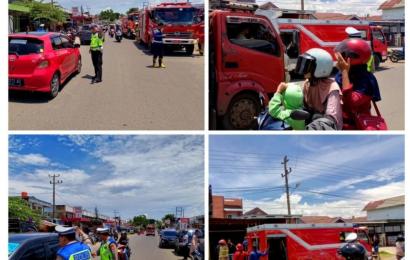 Anggota Piket Satlantas Polresta Bengkulu Atur Lalin di TKP Kebakaran 