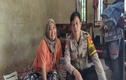Sambangi Ketua RT, Bhabinkamtibmas Kelurahan Sumber Jaya Sampaikan Imbauan Kamtibmas 