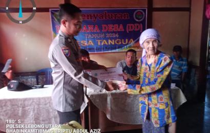 Monitoring, Bhabinkamtibmas Polsek Lebong Utara Hadiri Penyaluran BLT DD di Desa Tangua