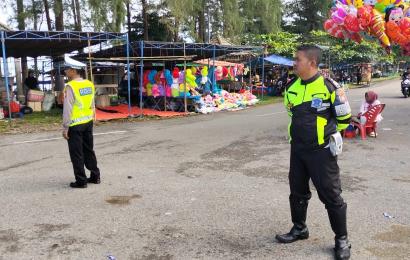 Satlantas Polres BS Berikan Imbauan Kepada Masyarakat Terkait Peningkatan Arus Lalu lintas di Pertigaan Menuju Pantai Pasar Bawah