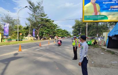 Personel Pos Terpadu Pantai Panjang Ops Ketupat Nala 2024 Laksanakan Pengaturan Arus Lalu Lintas Sore Hari