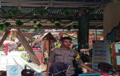 Bhabinkamtibmas Poslek Kampung Melayu Pengamanan Tempat Wisata Yukita