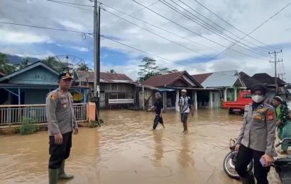 Kapolres Pantau Langsung Situasi Banjir di Lebong