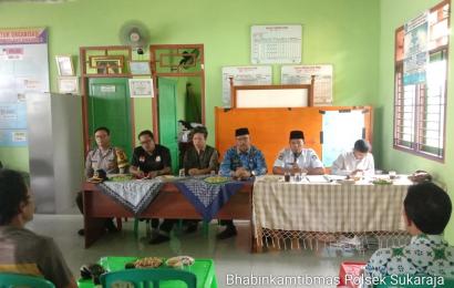 Bhabinkamtibmas Polsek Sukaraja Hadiri Musyawarah Pra Pelaksanaan Kegiatan Dana Desa Bukit Peninjau II