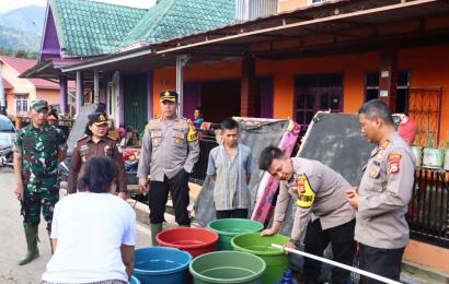 Polsek Lebong Selatan Salurkan Air Bersih Kepada Warga Terdampak Banjir