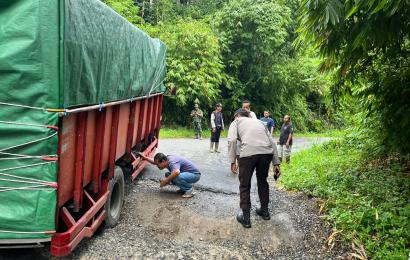 Dump Truk Nyangkut di Jalan Amblas, Polisi Pasang Police Line