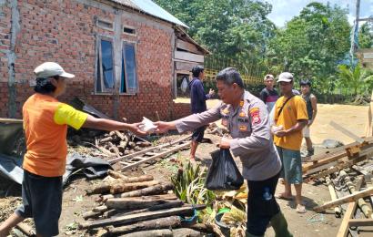 Kapolsek Lebong Selatan dan Relawan Bagikan Nasi Bungkus Kepada Warga Terdampak Banjir