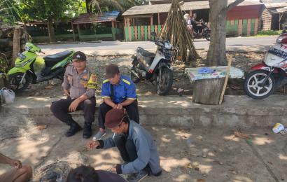 Bhabinkamtibmas Sambangi Nelayan Pasar Bawah, Gali Informasi Sambil Berikan Imbauan  