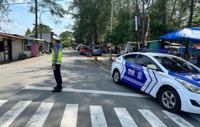 Personel Satlantas Polresta Bengkulu Atur Lalin di Jalan Pariwisata Pantai Berkas