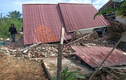 Kondisi rumah yang hancur akibat gempa
