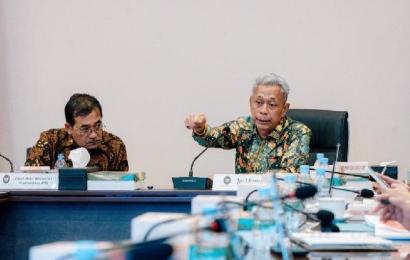 Wakil Menteri Sosial, Agus Jabo Priyono saat rapat koordinasi pembahasan urgensi regulasi pemanfaatan dana CSR dan filantropi untuk pemberdayaan masyarakat di Kemenko PM, Jakarta, Kamis, 12 Juni 2025.