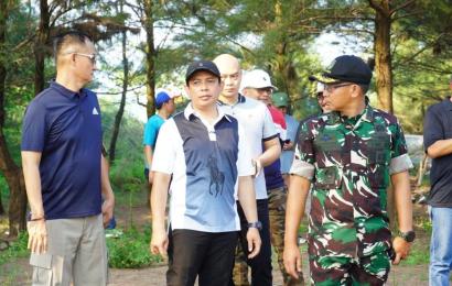 Walikota Bengkulu Dedy Wahyudi menggelar aksi bersih-bersih massal di kawasan Pantai Panjang.