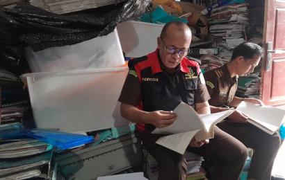 Kejati Geledah Tiga Gudang dan Sita Dokumen Penting