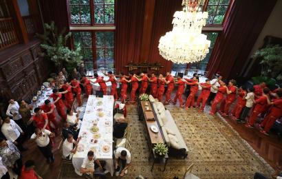 Presiden Prabowo Subianto bertepuk tangan bersama punggawa timnas Indonesia menyanyikan lagu Gemu Fa Mi Re asal NTT  Artikel ini telah tayang di Kompas.com dengan judul "Demi Piala Dunia 2026, Pemerintah Kucurkan Rp 277 Miliar dari APBN untuk Timnas Indonesia", Klik untuk baca: https://money.kompas.com/read/2025/06/08/154809326/demi-piala-dunia-2026-pemerintah-kucurkan-rp-277-miliar-dari-apbn-untuk-timnas?utm_source=Whatsapp&utm_medium=WAchannel&utm_campaign=Kompascom.   Kompascom+ baca berita tanpa iklan: 