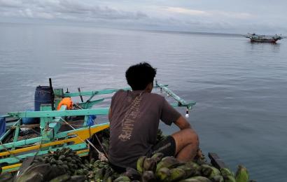 Warga Pulau Enggano, Bengkulu, nekat menyewa kapal nelayan secara patungan agar hasil bumi bisa dijual ke luar pulau. (Foto: AMAN Bengkulu).