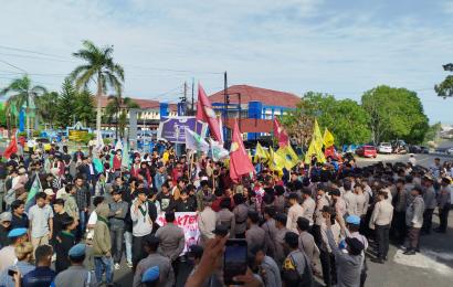 Aliansi Bengkulu Melawan yang terdiri dari mahasiswa dan aktivis lingkungan menggelar aksi unjuk rasa di depan Kantor Gubernur Bengkulu