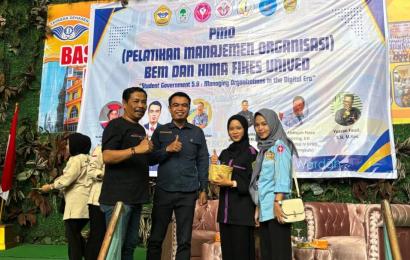 Ketua Komisi IV Usin Sembiring (kiri) dalam PMO 2025 yang digelar BEM dan HIMA FIKES UNIVED Bengkulu, Sabtu (14/6/2025).