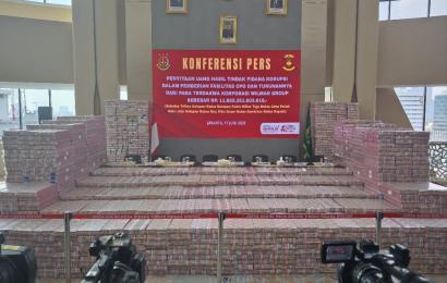 Kejagung Pamerkan Tumpukan Uang Korupsi CPO Rp11,8 Triliun