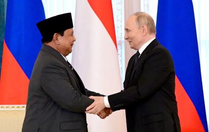 Presiden Republik Indonesia Prabowo Subianto dan Presiden Federasi Rusia Vladimir Putin bertemu dalam suasana hangat dan penuh keakraban di Istana Konstantinovsky, St. Petersburg, pada Kamis, 19 Juni 2025. Foto: BPMI Setpres