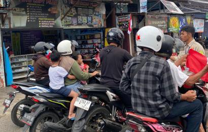 BEM SI Bengkulu laksanakan kegiatan pembagian bendera Merah Putih kepada pengguna jalan dan masyarakat di sekitar Jalan Kota Bengkulu, pada Kamis (14/8/2025). 