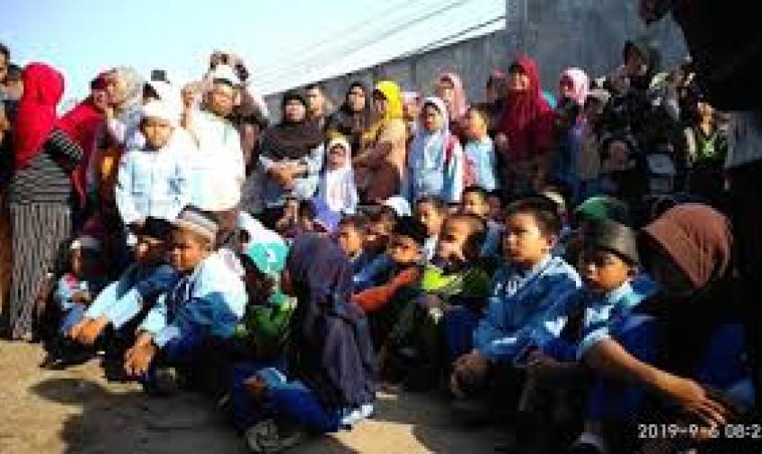 Segel di Buka - Air Mata Bahagia Wali Murid SD 62 Tak Terbendung