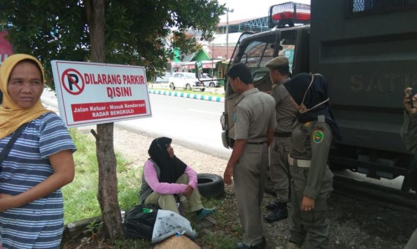  Satpol PP saat lakukan sosialisasi dan penertiban