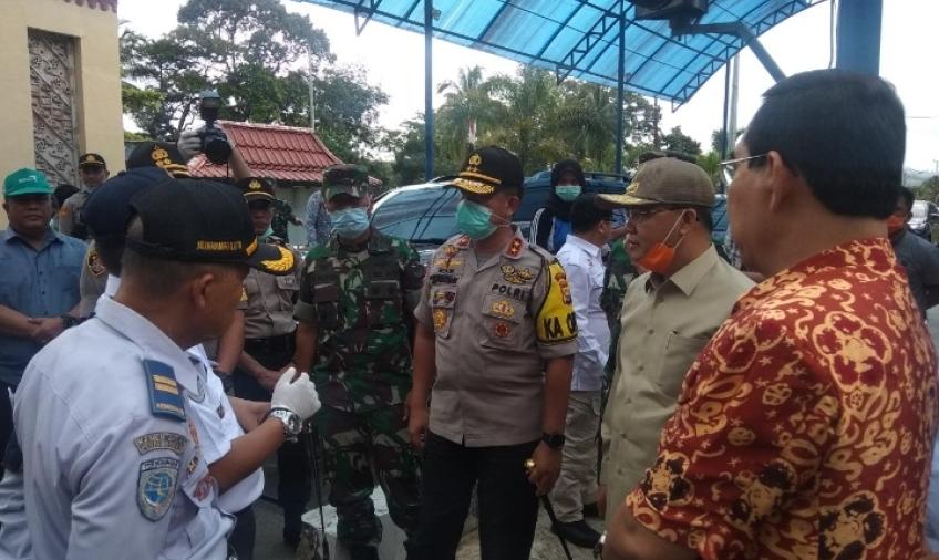 Gubernur Rohidin Mersyah saat meninjau 