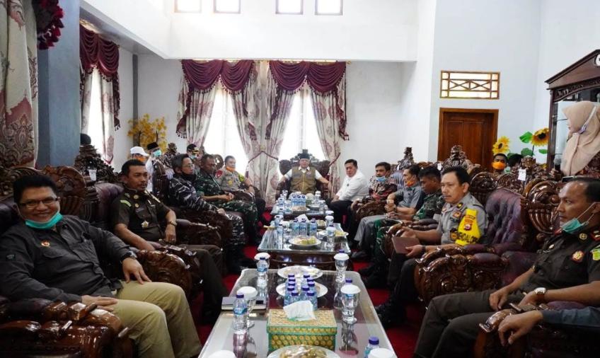 Gubernur Rohidin Mersyah 