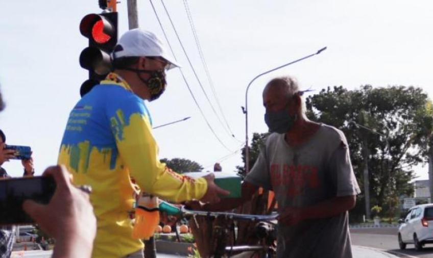 Bagikan Ratusan Takjil dan Memborong Kayu Bakar Pak Ujang: Terimakasih Pak Rohidin, Terharu