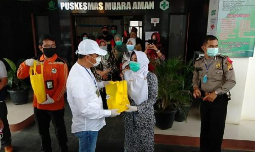 Tinjau Puskesmas Muara Aman, Gubernur Rohidin Serahkan APD Untuk Tenaga Medis