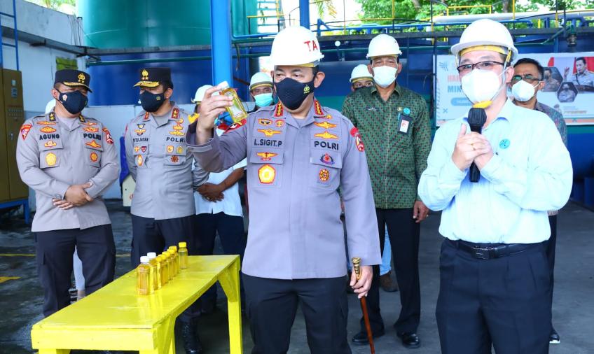 Tinjau Pabrik Minyak Goreng di Bali, Kapolri Pastikan Stok dan Harga Sesuai HET Dipasaran 