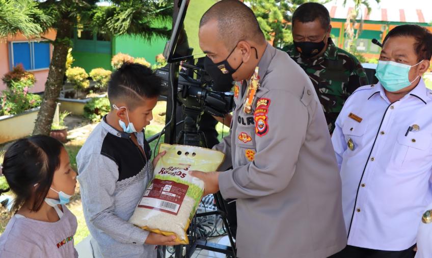 Kapolres RL Pantau Serbuan Vaksinasi di SMAN 3 Curup Utara Sambil Berbagi Sembako