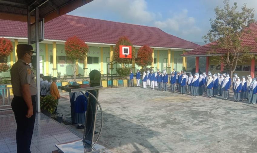 Sinergi, Kapolsek Bengko Jadi Pembina Upacara di SMAN 12 Rejang Lebong