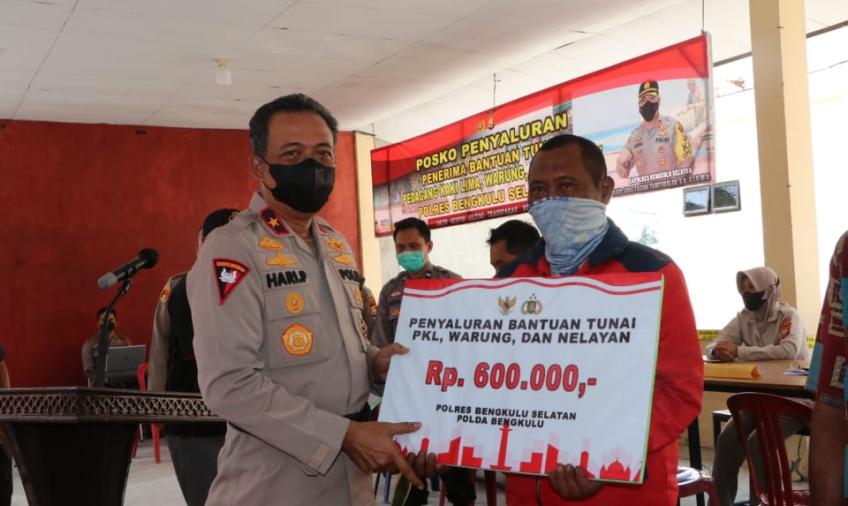 Polres bengkulu selatan salurkan Rp. 11.7 Milyar bantuan untuk 19500 Pedagang kaki lima dan Nelayan