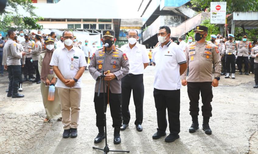 Tinjau Pasar Minggu, Kapolri Pastikan Stok Minyak Curah untuk Warga Aman 