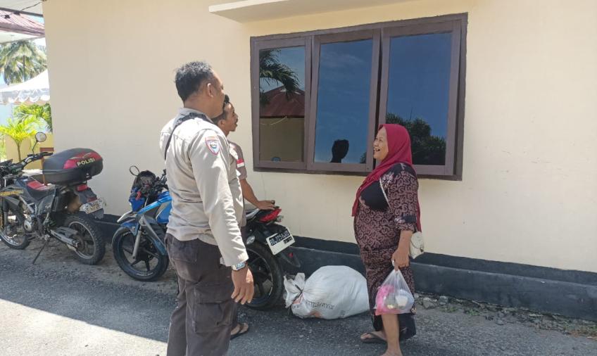 anggota polres Kaur saat membantu seorang nenek yang bingung mencari alamat keluarganya