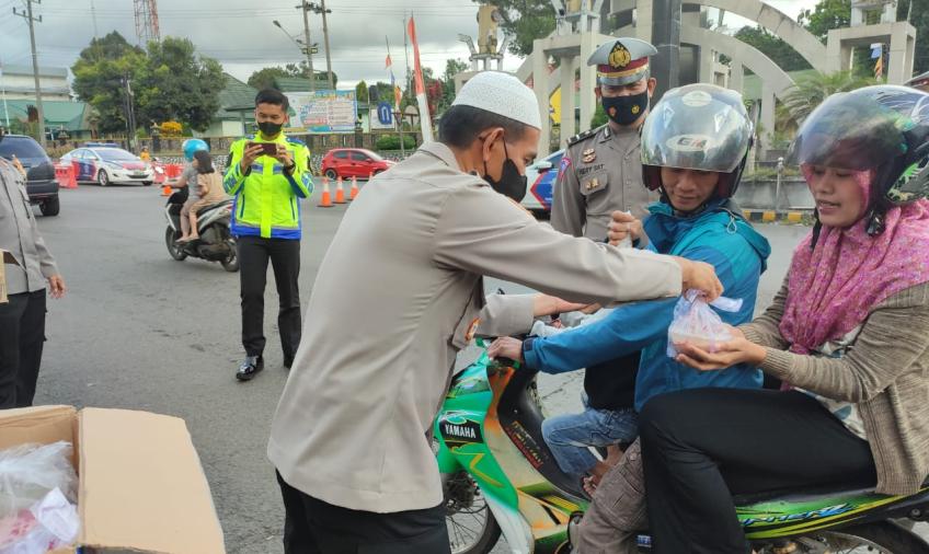 Ramadan, Kapolres Rejang Lebong Berbagi Takjil Gratis