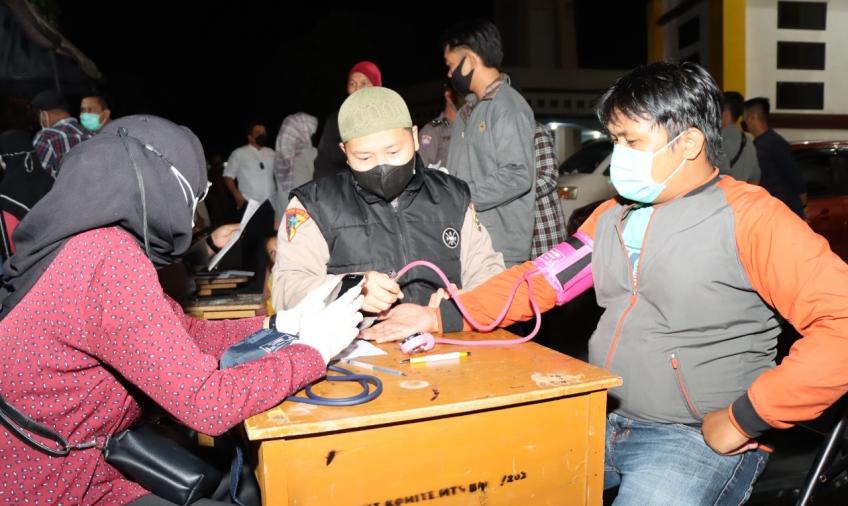 Vaksinasi Keliling Polres RL di Masjid Usai Tarawih Disambut Antusias Warga