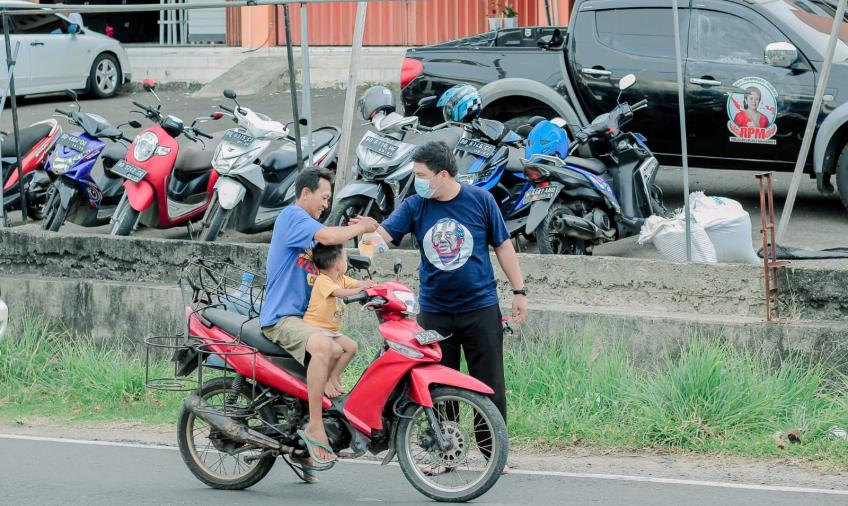 Berbagi Kebaikan di Bulan Ramadhan, Komunitas Sahabat Mahfud Bagikan Takjil Gratis