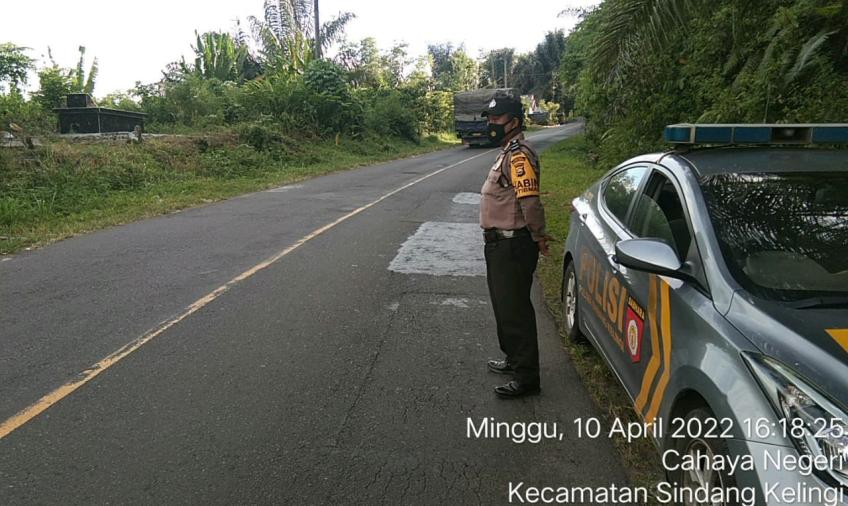 Petugas nampak bersiaga