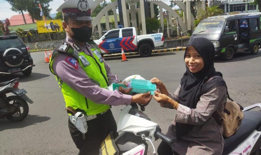 Petugas membagikan masker gratis