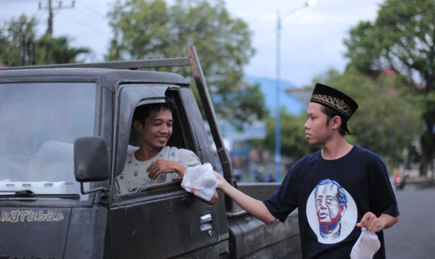 Pemuda Lintas Iman dan Sahabat Mahfud Bengkulu Rajut Kebersamaan Lewat Bagi Takjil