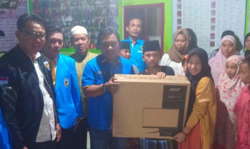 Ketum DPP KNPI Haris Pertama memberikan bantuan 1 unit komputer dan printer