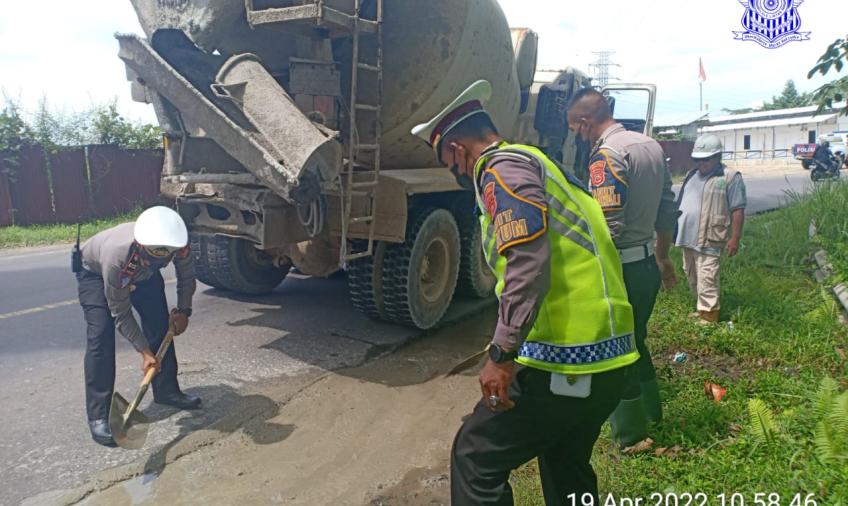 Polisi menambal jalan berlubang