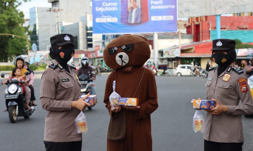 Peringati Hari Kartini, Polwan Polres Bengkulu Bagikan Takjil Gratis