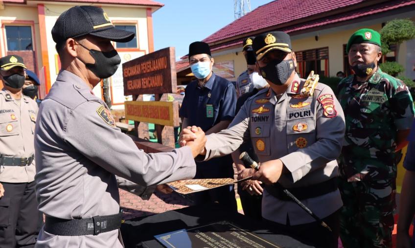 Kapolres Rejang Lebong AKBP Tonny Kurniawan S.IK menandatangani prasasti Polsubsektor Binduriang Polsek PUT