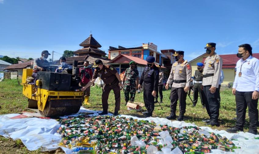 Ratusan Botol Miras Dimusnahkan Polres Rejang Lebong
